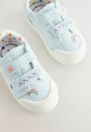 Adidași din material cu dungi albastre, cu curele Velcro; prezintă broderie florală și curcubeu; talpa din cauciuc alb; căptușeală colorată cu buline.