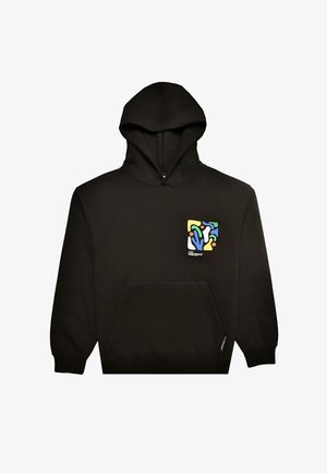 Musternäosari musta kapuutsiga, millel on suur eesmine tasku, vasakul rinnal on värvikas abstraktne kujundus ja varrukatel soonikuga mansetid.