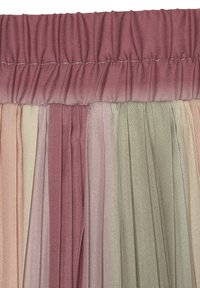 Tessuto plissettato in morbidi colori pastello, tra cui tonalità di rosa e verde. Presenta una vita elastica e una texture liscia e leggera.