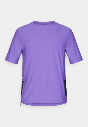 Fioletowa, krótko rękawowa koszulka sportowa z okrągłym dekoltem, z czarnymi panelami po bokach i suwakami u dołu dla dodatkowej funkcjonalności.