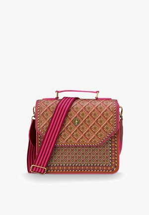 Handtasche mit filigranen Blumen- und geometrischen Mustern in Braun- und Rottönen, mit einem rosa und dunkelroten gestreiften Schulterriemen und einem oberen Griff.