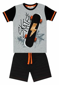 Grijze T-shirt met zwarte mouwen en oranje accenten, voorzien van een skateboardafbeelding. Zwarte shorts met oranje trekkoord en rode strepen.
