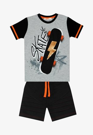 Grå T-shirt med sorte ærmer og orange detaljer, der har et skateboard-graphic. Sorte shorts med orange snore og røde striber.