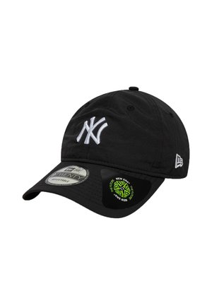Schwarze Baseballmütze aus Stoff mit weißem, gesticktem NY-Logo auf der Vorderseite. Verstellbarer Riemen hinten, mit Markenets. 