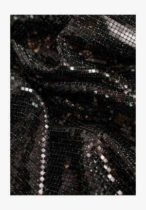 Schwarzer Paillettenstoff mit kleinen, reflektierenden Quadraten, der eine strukturierte, schimmernde Oberfläche erzeugt. Das Material ist leicht und fällt gut.