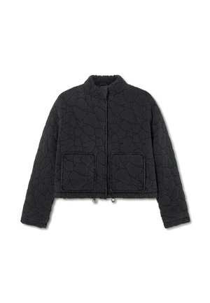 Gepolsterte schwarze cropped Jacke mit hohem Kragen, zwei Fronttaschen und Kordelzugdetails am Saum. Strukturierter geometrischer Musterverlauf.
