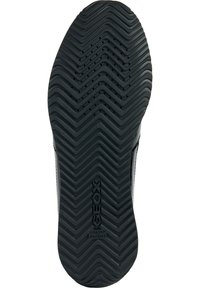 Semelle en caoutchouc noir avec motif de traction en zigzag et trous de drainage ; arbore l'inscription "GEOX ITALIAN PATENT" en relief près du talon.