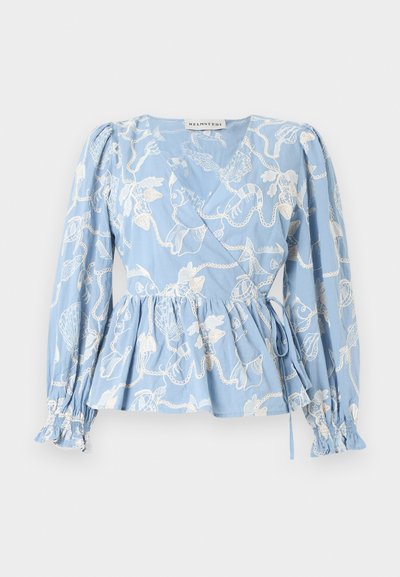Lyseblå omslagsbluse med lange, puffede ærmer, hvidt havtema-broderi, bindebånd i taljen og smockede flæsekantede manchetter.