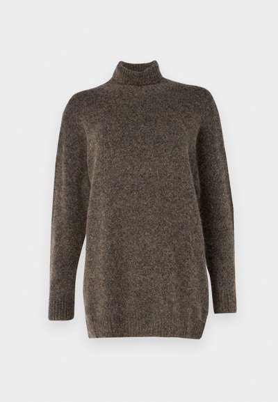 Pull en maille marron à col roulé avec manches longues, coupe décontractée et poignets côtelés, présentant une texture douce et une légère variation de couleur.