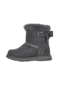 Stivale alla caviglia in suede grigio con rifiniture in pelliccia sintetica, dettaglio in nastro nero, cuciture a contrasto e suola in gomma testurizzata.