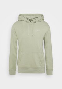 Sudadera verde claro hecha de tejido suave, con un bolsillo tipo canguro, capucha con cuerda ajustable y un pequeño logo en el pecho. Mangas largas y puños de canalé.