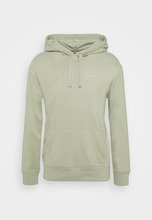Sudadera verde claro hecha de tejido suave, con un bolsillo tipo canguro, capucha con cuerda ajustable y un pequeño logo en el pecho. Mangas largas y puños de canalé.