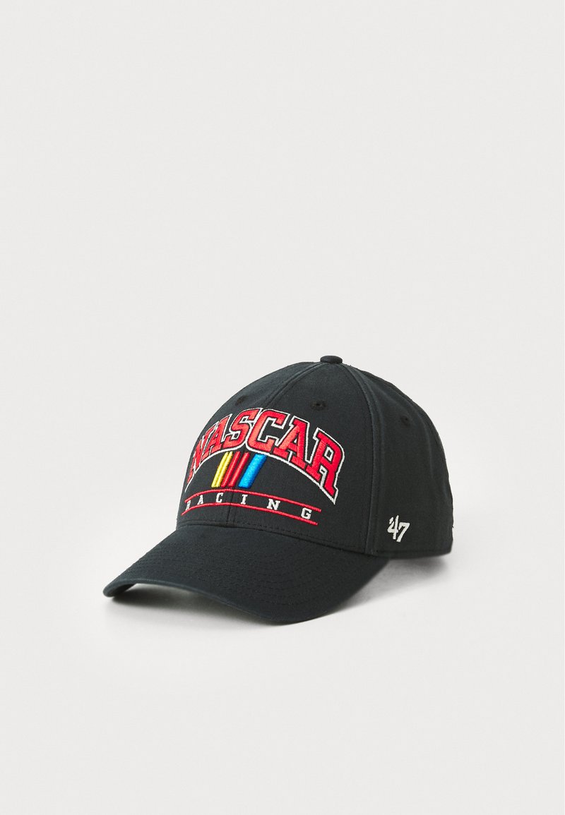Svart caps med brodert "NASCAR Racing" logo i rødt og blått, med buet skygge og justerbar bakstrop med sømdetaljer.