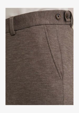 Pantaloni marroni con una finitura liscia e una trama, dotati di due bottoni in vita e tasche laterali per funzionalità.