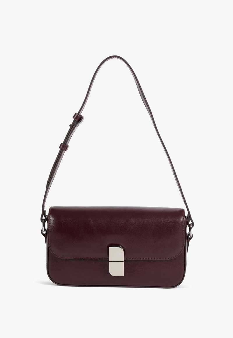Sac à épaule en cuir marron foncé avec un rabat incurvé et une boucle rectangulaire argentée, avec une bandoulière réglable.
