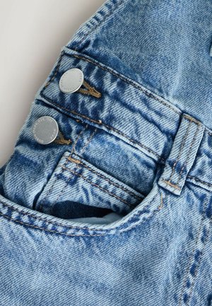 Pantaloni scurți din denim bleu deschis, cu un finisaj texturat, având două butoane argintii și cusături contrastante bej. Include un detaliu de buzunar frontal.