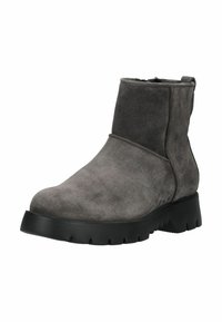 Botas de tobillo de ante gris con punta redonda, tacón bajo y suela de goma negra texturizada. Cuenta con una cremallera lateral y un detalle de costura mínima.