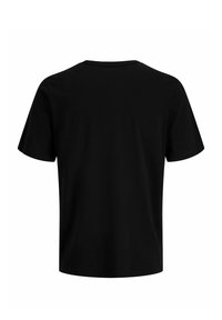 Απλό μαύρο κοντομάνικο t-shirt που εμφανίζεται από πίσω με στρογγυλή λαιμόκοψη και κανονική εφαρμογή σε λευκό φόντο.