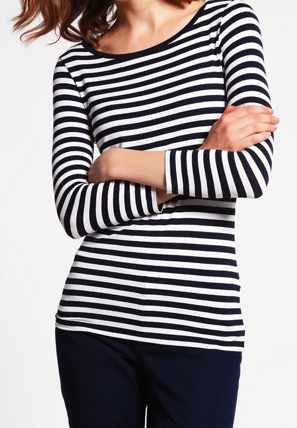 Langärmliges Oberteil mit navy- und weißen horizontalen Streifen, das einen weiten Ausschnitt und eine taillierte Silhouette aufweist, ergänzt durch eine glatte Textur.