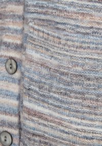 Gebreide cardigan met horizontale strepen in blauwe, beige en bruine tinten. Inclusief een ronde zwarte knop en een zachte, textuurstof.