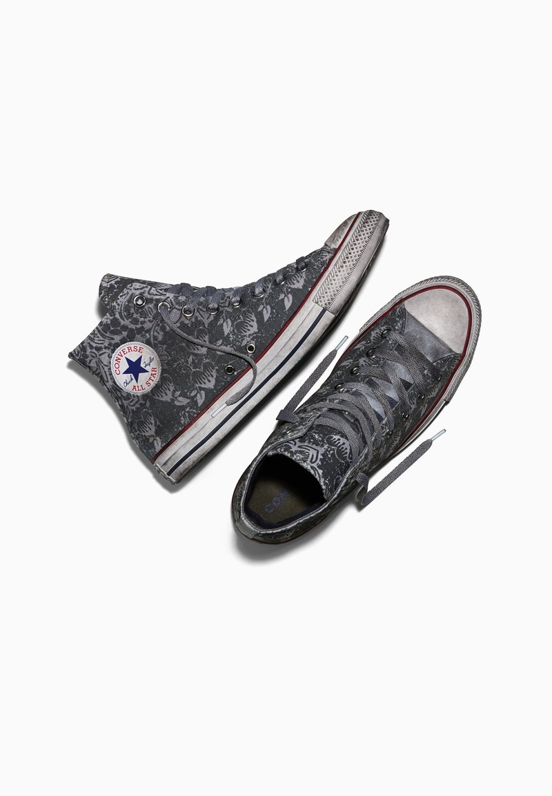 Coppia di sneakers alte grigie Converse All Star con motivo floreale nero e suole di gomma bianche su sfondo bianco.