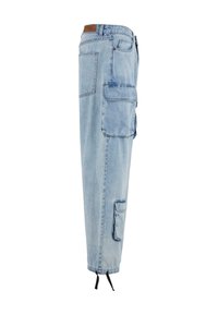 Lysblå denim cargo bukser med flere udvendige lommer, elastiske manchetter og en afslappet pasform. Har en brun læderbælteaccent.