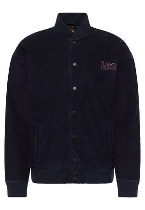 Veste en velours côtelé noire avec boutons-pression, col et poignets côtelés, poches latérales et petit logo rose "Lee" sur la poitrine gauche.