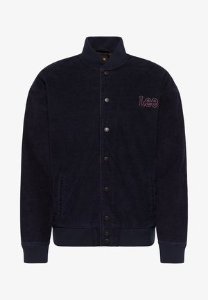 Veste en velours côtelé noire avec boutons-pression, col et poignets côtelés, poches latérales et petit logo rose "Lee" sur la poitrine gauche.