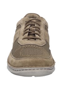 Sneaker marrone chiaro con un design in materiali misti di morbido camoscio e rete traspirante. Presenta punta arrotondata, chiusura con lacci e suola testurizzata.