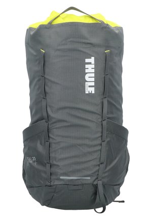 Thule grauer Rucksack mit einem leuchtend gelben Deckel. Hergestellt aus strapazierfähigem Material, mit Seitentaschen, Trägern und reflektierenden Akzenten.