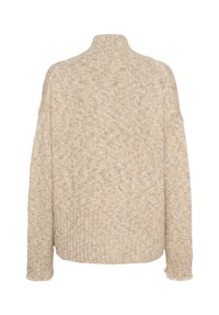 Beige meliertes Strickpullover mit geripptem Rollkragen, langen Ärmeln und breitem geripptem Saum, von hinten auf einem weißen Hintergrund gezeigt.