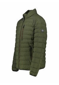 Olivgrüne isolierte Jacke mit horizontalen Nähten, hohem Kragen, Reißverschluss vorne und zwei seitlichen Reißverschlusstaschen. Mit Logo-Patch am Ärmel.