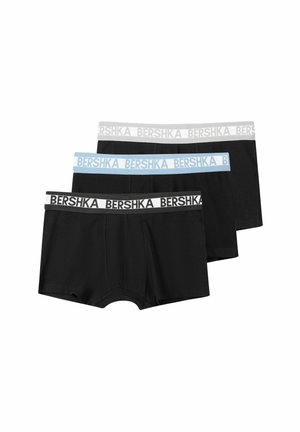 Drei Paar schwarze Boxershorts mit elastischen Taillenbündchen. Die Bündchen zeigen das "Bershka"-Logo in Weiß und eines in Hellblau. Weicher Stoff.