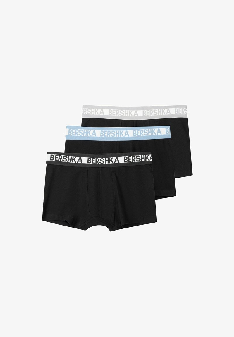 Tre par svarta boxershorts med elastiska midjeband. Bandet har "Bershka"-logotypen i vitt och en i ljusblått. Slät tyg.