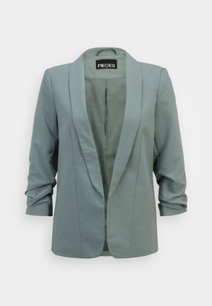 Lysegrøn blazer med åben front, lange rynkede ærmer og sjalkrave, vist på hvid baggrund.