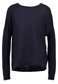 Haut à manches longues bleu marine, coupe ample, encolure ronde, tissu doux, ourlet arrière prolongé, détails de couture minimalistes, texture lisse.