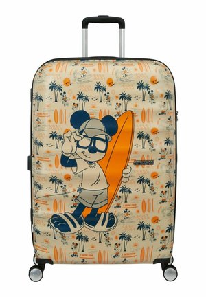 Valise avec un personnage de souris de dessin animé tenant une planche de surf orange, portant des lunettes de soleil et une casquette, entourée de palmiers et d’un motif de planches de surf.