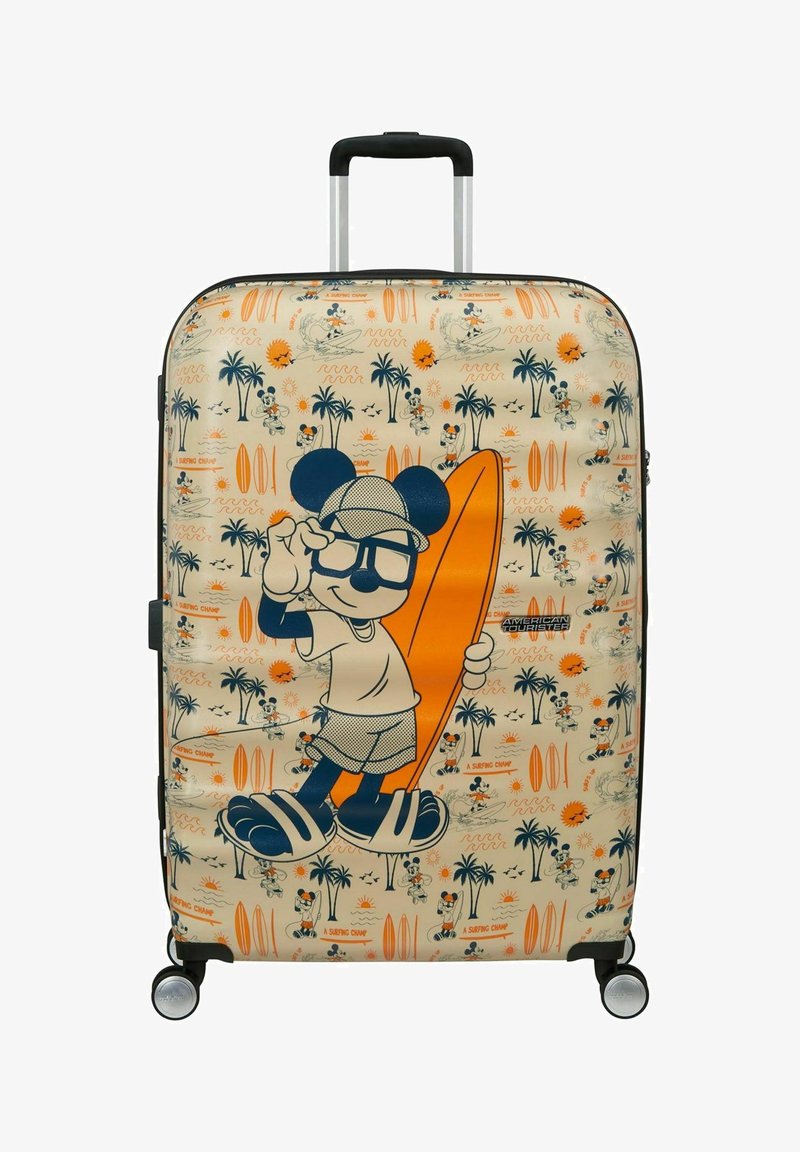Valise avec un personnage de souris de dessin animé tenant une planche de surf orange, portant des lunettes de soleil et une casquette, entourée de palmiers et d’un motif de planches de surf.