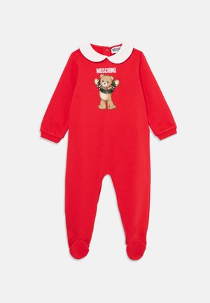 Monosie rojo de algodón con cuello de tipo Peter Pan, con un oso bordado sosteniendo una corona en la parte delantera. Diseño con pies, de manga larga.