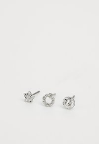 Trois paires de boucles d'oreilles en argent : une étoile texturée, un anneau torsadé et un design circulaire avec un accent en pierre précieuse transparente.