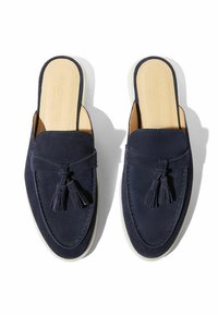 Granatowe zamszowe mokasyny wsuwane z zaokrąglonym noskiem, akcentami w postaci frędzli oraz kontrastującą białą podeszwą z gumy. Gładkie skórzane wykończenie wewnątrz.