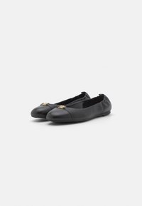 Sorte lærballet flats med runde tåspidser, med et guldfarvet accent foran og elastiske kanter for en tæt pasform.