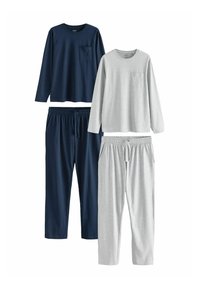 Twee sets loungewear: een grijze en een marineblauwe. Elke set omvat een langslavend shirt met een zak en een bijpassende broek met een elastische tailleband.