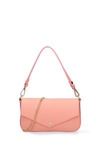 Piccola borsa in pelle rosa con chiusura a pattina, dettaglio in catena dorata e tracolla rimovibile con ganci metallici su sfondo bianco.