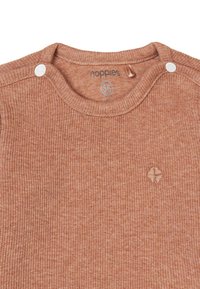 Rostfarbender, gerippter Pullover mit Rundhalsausschnitt, der zwei weiße Druckknöpfe und ein kleines gesticktes Logo auf der Brust aufweist.