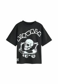 Sort bomulds T-shirt med et stort hvidt kraniegrafik på en skateboard. Korte ærmer og rund halsudskæring.