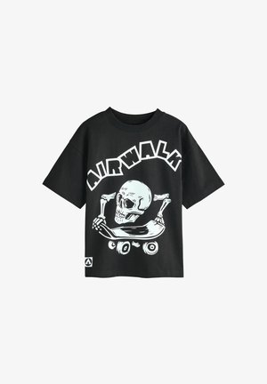 Schwarzes Baumwoll-T-Shirt mit einem großen weißen Totenkopf-Design auf einem Skateboard. Kurze Ärmel und Rundhalsausschnitt.