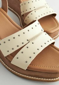 Next FOREVER COMFORT.  - REGULAR FIT - Plateausandaler - bone