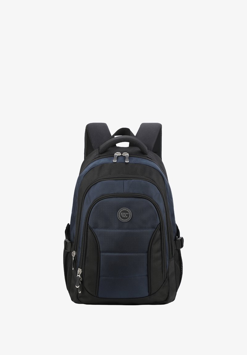 Zaino in tessuto blu navy e nero, con spallacci imbottiti, chiusure con cerniera, una tasca frontale e un patch rotondo con il logo.