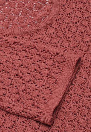Zachte, stofroze gebreide trui met een opengewerkt patroon in diamantvorm en geribbelde boorden en halslijn, plat gelegd.